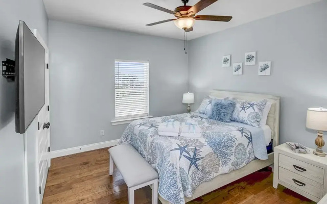 5 Bed, 5 Bath Beach Home/only a 3 Minute Walk To The Beach! Sleeps 12