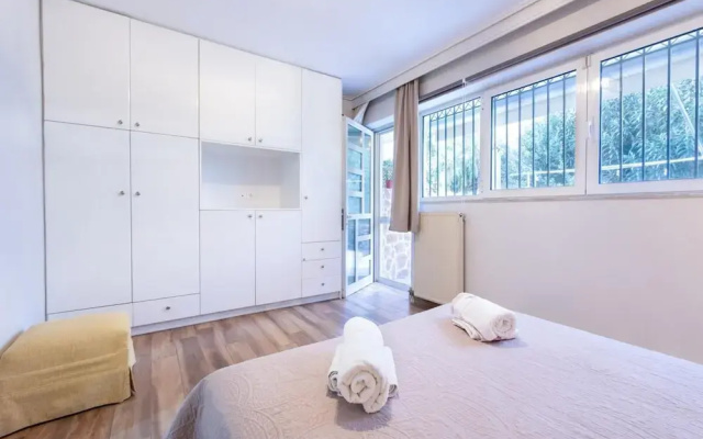 Alimos Bright Apartment Near the Beach