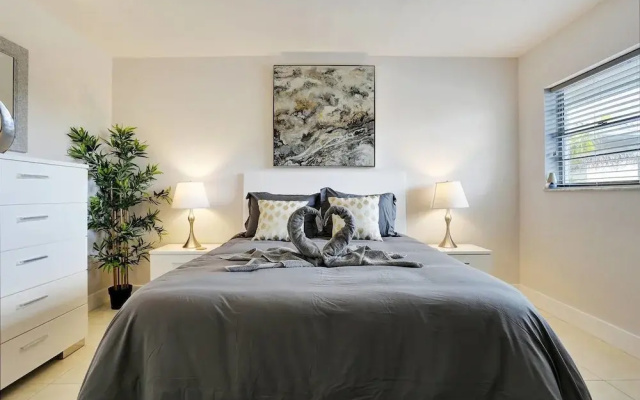 Stylish & Unique 1 BR Designer Waterview APT
