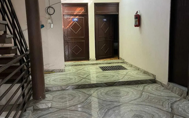 OYO 93687 Hotel Galaxy Red Inn