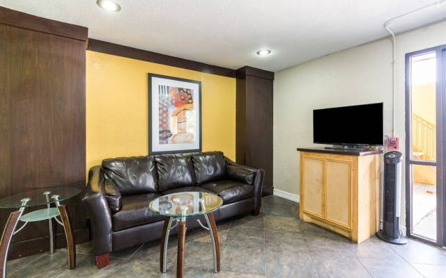 Rodeway Inn & Suites