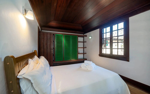 Casa com Cinco Quartos Pé na Areia