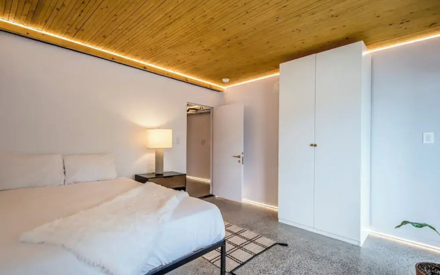 The Halifax Rooftop Home (Furnished)