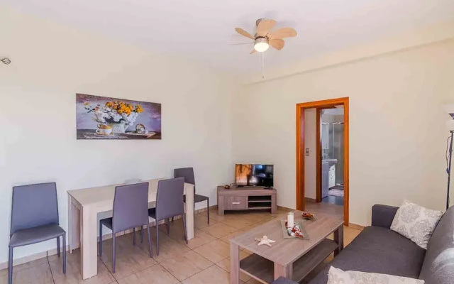 Spacious 2 Bedroom House with Fantastic Yard