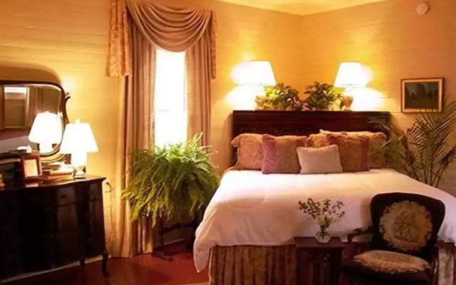 Rothschild-Pound House Inn