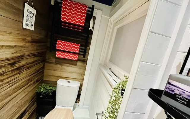 Beautiful Cosy Garden Cabin, 5min Walk to Beach
