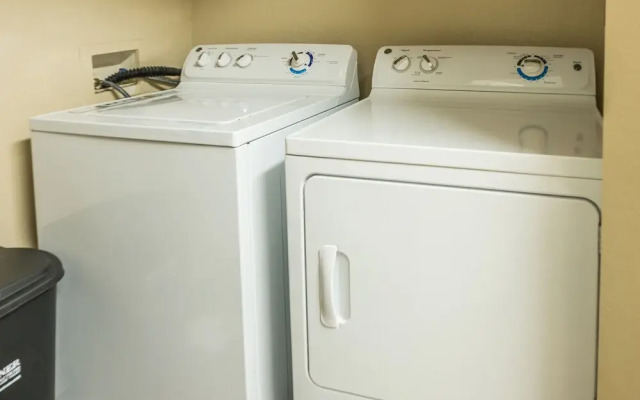 1 BR and 2 BR Jacksonville Beach Apt with Parking by Frontdesk
