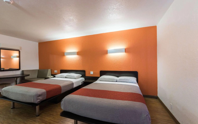 Motel 6 Uvalde, TX