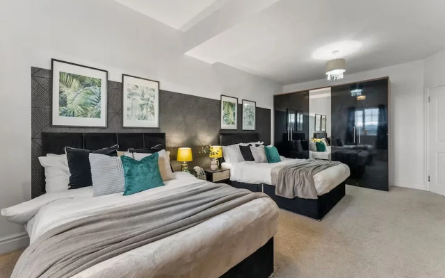 Perfect Booking 4 Bed Home in Cheltenham
