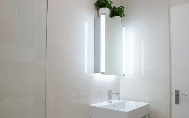 Bright Two Bedroom Ground Floor Apartment