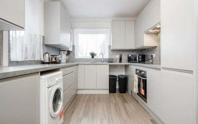 4 Bed House - Sleeps 8 - Garden - Parking - Wifi