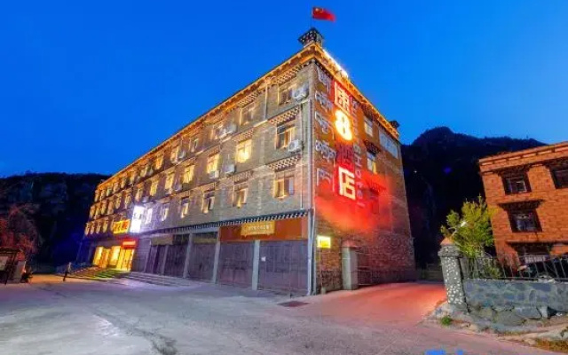 Super 8 Hotel (Entrance to Daocheng Yading Scenic Area)