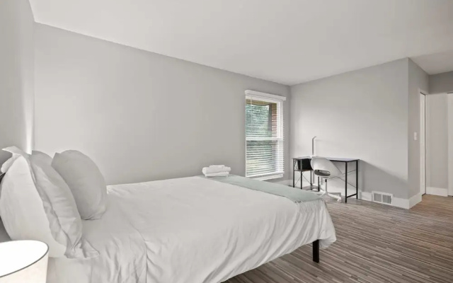 Stylish 2BR 2BA Stay in Prime Location