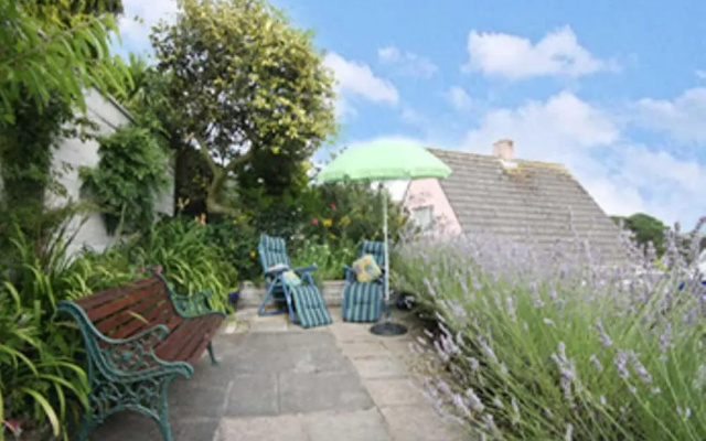 Detached House, 2 Bed, Sleeps 4, Parking