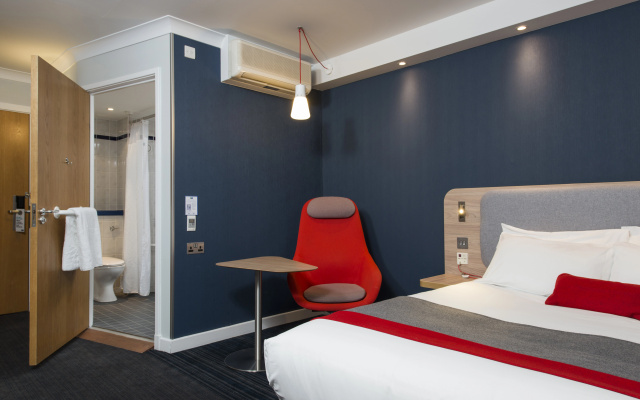 Отель Holiday Inn Express London Luton Airport by IHG