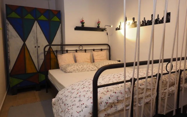 Psirri Artistic Rooftop Apartment with Acropolis View