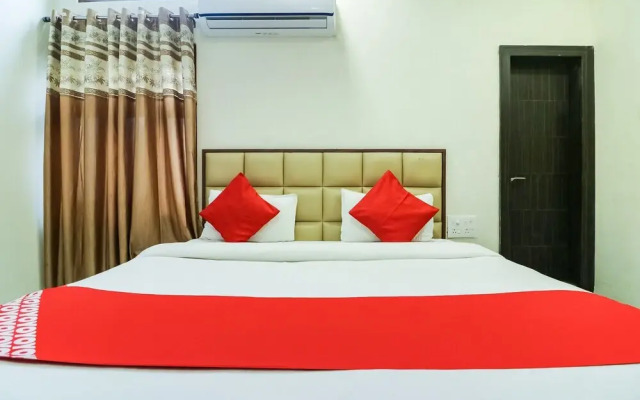 OYO 28789 Hotel Adarsh