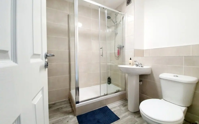Gorgeous, Light & Airy Apartment in the Heart of the West End, Close to SEC and Hydro