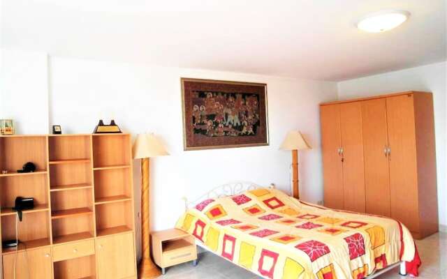 Апартаменты Sea View 1 bed Apartment Паттайя комната для гостей