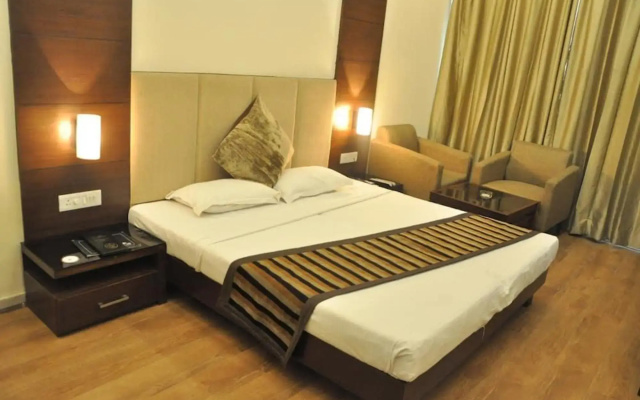 OYO 1832 Hotel Parbhat Inn