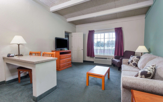 Days Inn & Suites by Wyndham Lexington