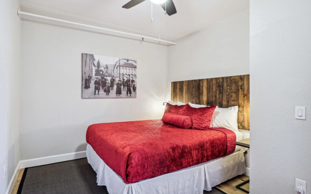 Mountain-view Deck: Stylish Virginia City Apt!