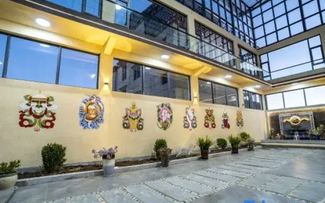 Floral Hotel · Vista Seek Oxygen-Rich View Hotel (Songzanlin Scenic Area Branch)