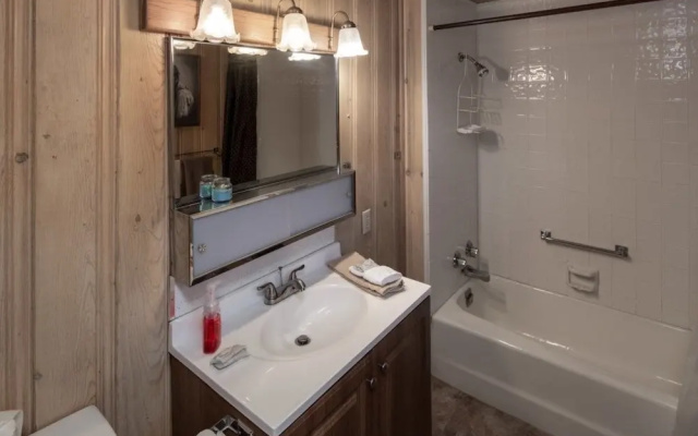 Petty Cabin - Two Bedroom Cabin