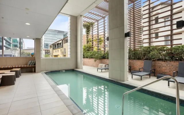 Contemporary 1-bed With Pool Near Brisbane River