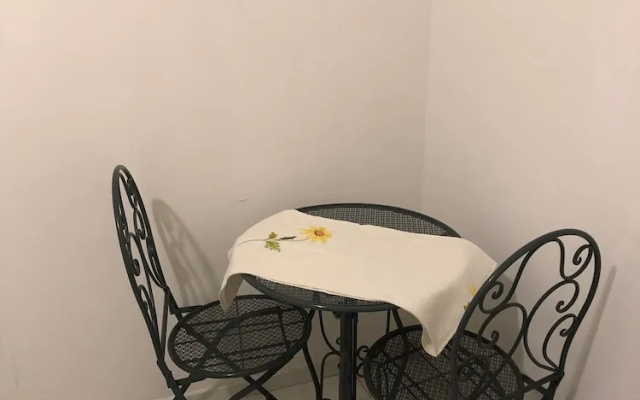 Room in Apartment - Two Flowers Guest House