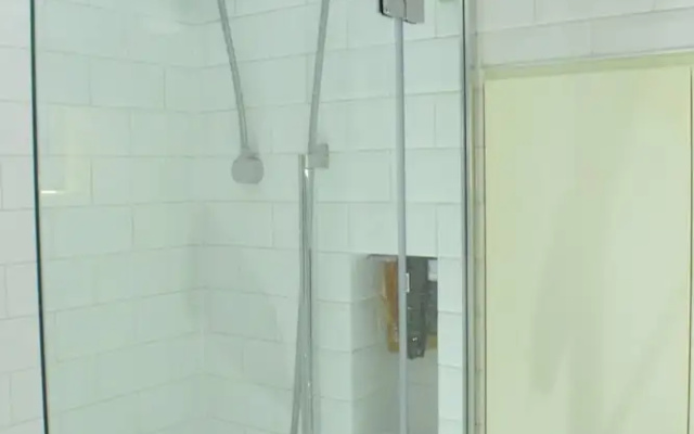 Modern 1 Bedroom Apartment in Victoria