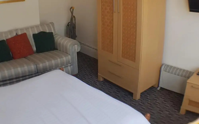 Flat - Sleeps 6 & on Street Parking