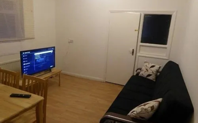 Seymour Apartment