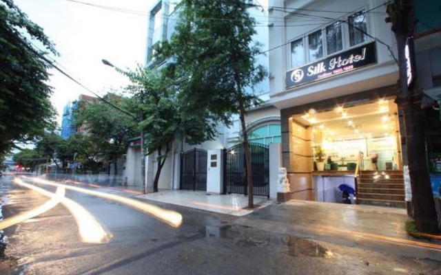 Отель RedDoorz Plus near Tan Son Nhat Airport 2 вид на фасад