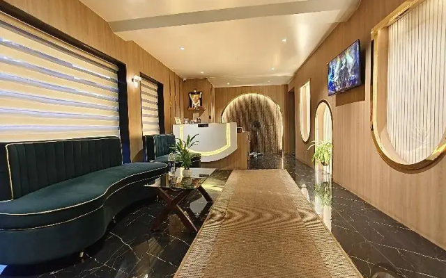 Hotel Golden Arc