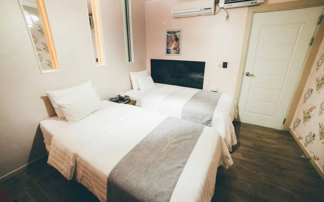 Hole in one Hotel