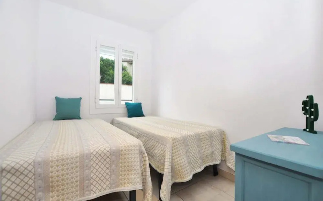 Beachfront Apartment for 6 Persons in Roses