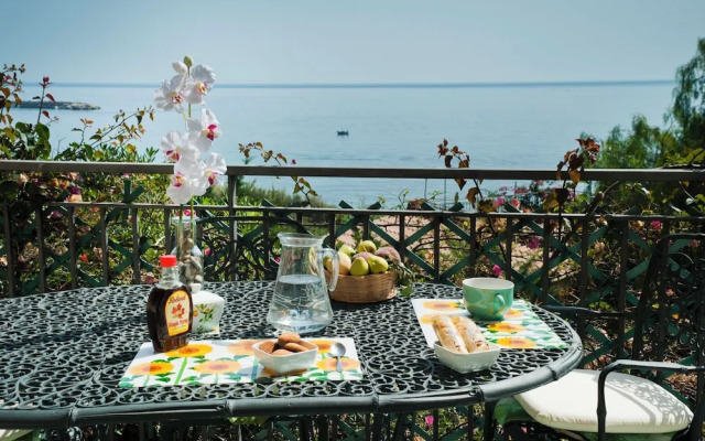 2- Large Terrace and Suggestive Panorama