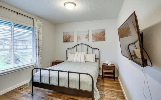 Entertainment Shed! Pet-friendly Oregon Coast Home