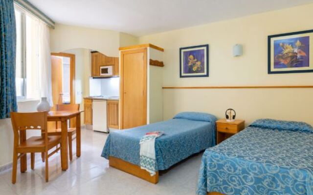 Отель Apartamentos Tropical Garden Испания, Ивиса - отзывы, цены и фото номеров - забронировать отель Apartamentos Tropical Garden онлайн комната для гостей