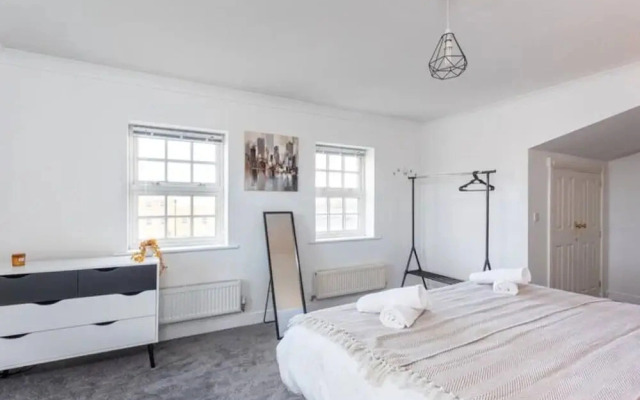 Spacious 3 Bedroom Apt With Parking