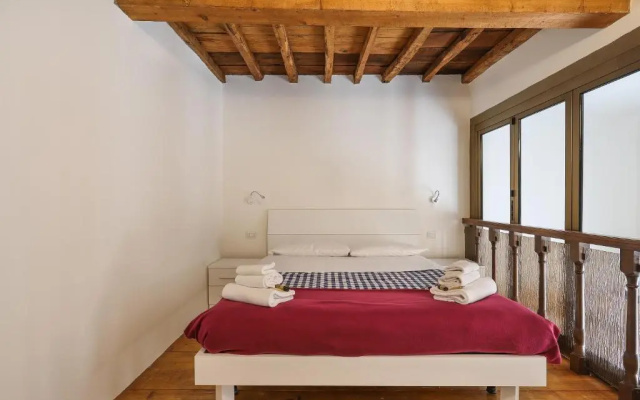 Santa Maria Novella Bright and Modern Apartment