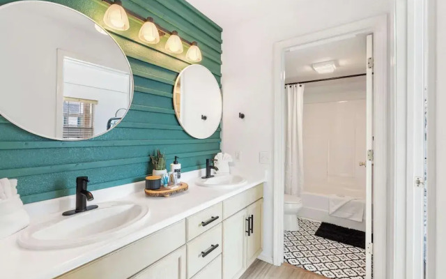 Our Landing Place - Access to Pool!
