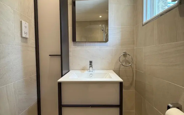 5 Bed House - Sleeps 8 - Pets - Parking - Wifi
