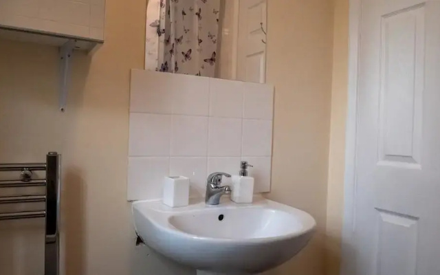 5 Bedroom Guesthouse in Quiet Cul-de-sac location.