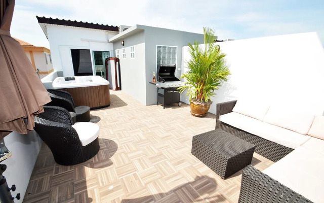 Deluxe Jacuzzi Townhome