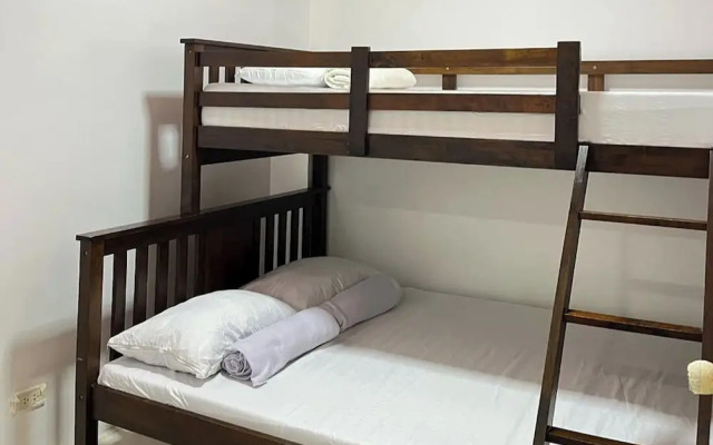 Krystalclaine Homestay-Burnham Hill Condo