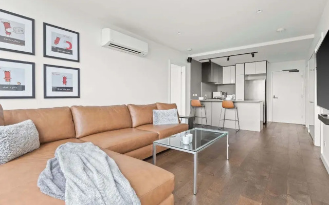 Central Oakleigh 2BR Apartment w Parking