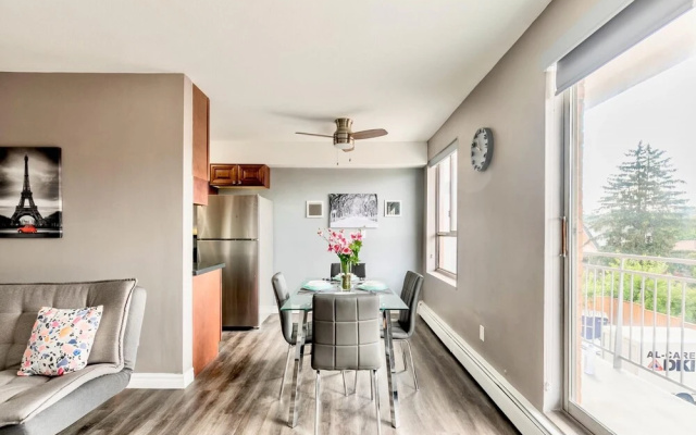 Spacious 2BR Apt With King bed Near DT Hamilton