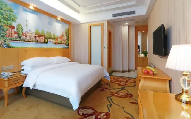 Vienna International Hotel (Fuzhou South Railway Station, Lulei Metro Station)